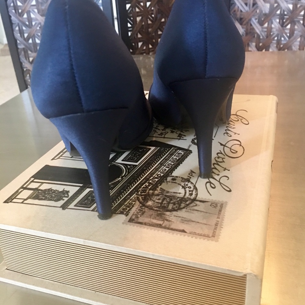 Navy Size 8.5 - Picture 3 of 8